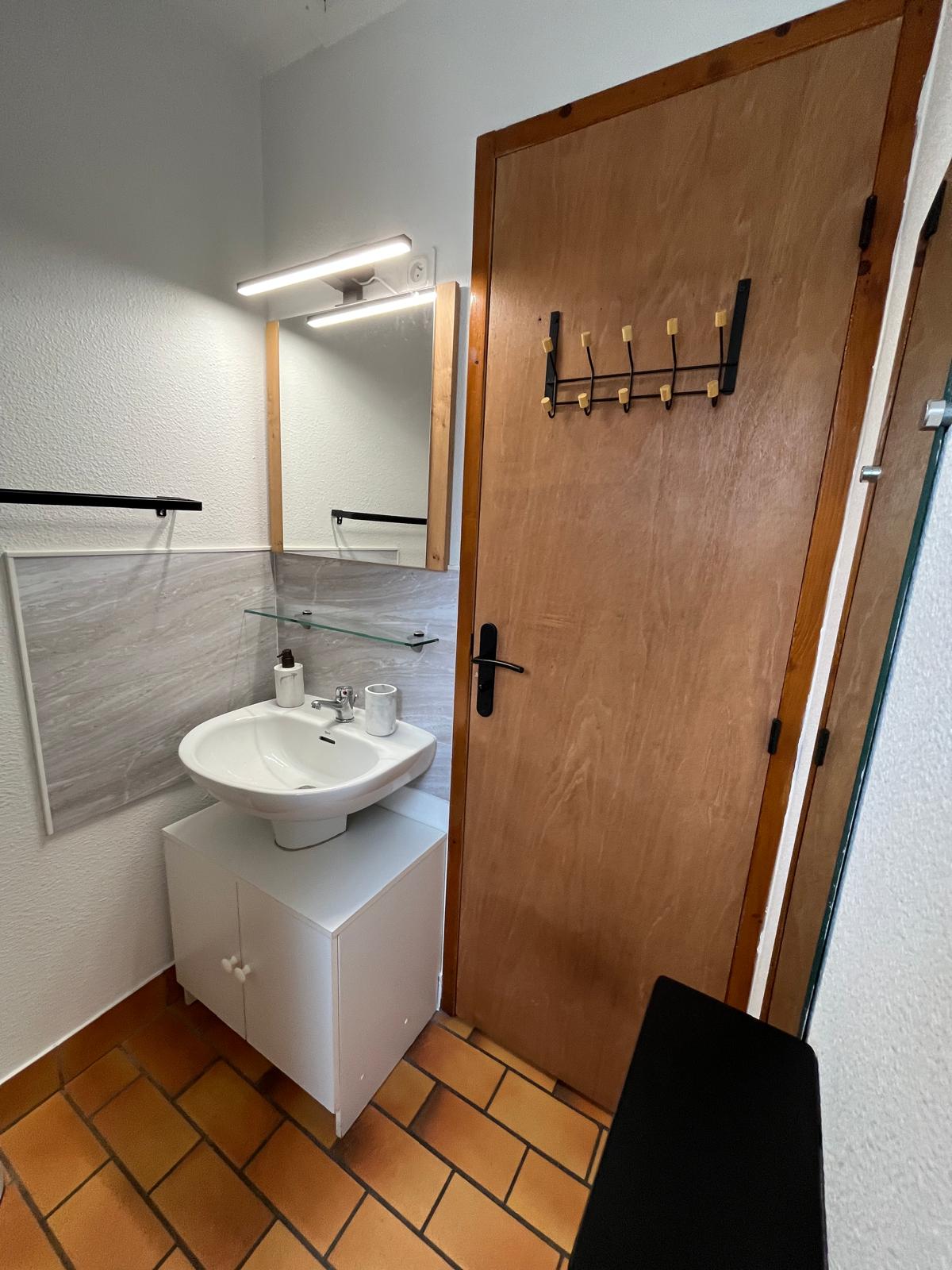 Salle de bain avec lavabo et miroir