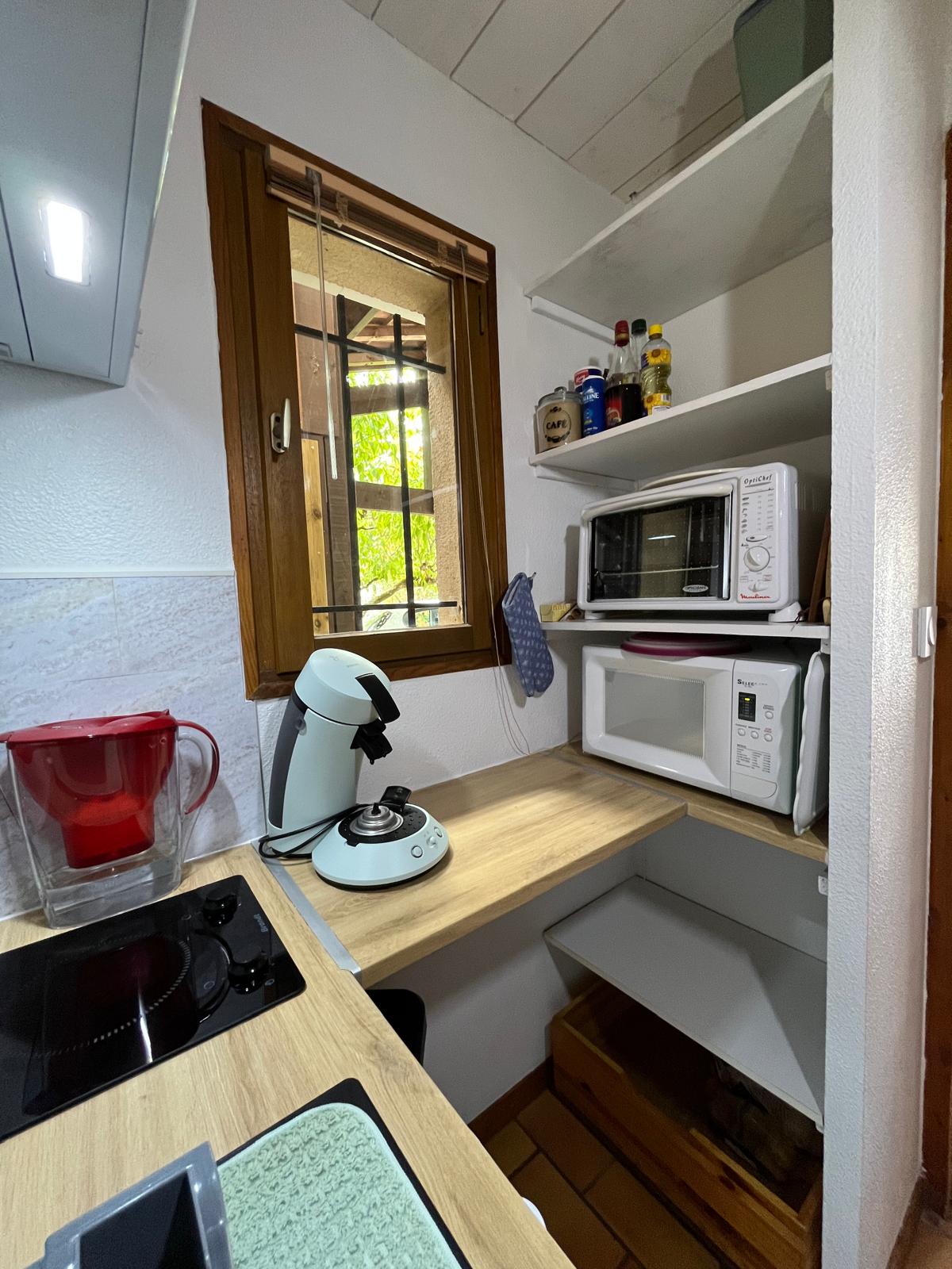 Cuisine avec four, micro-ondes et machine à café