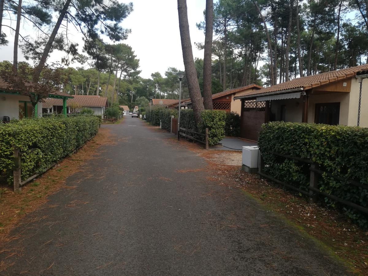 Allée entre les chalets