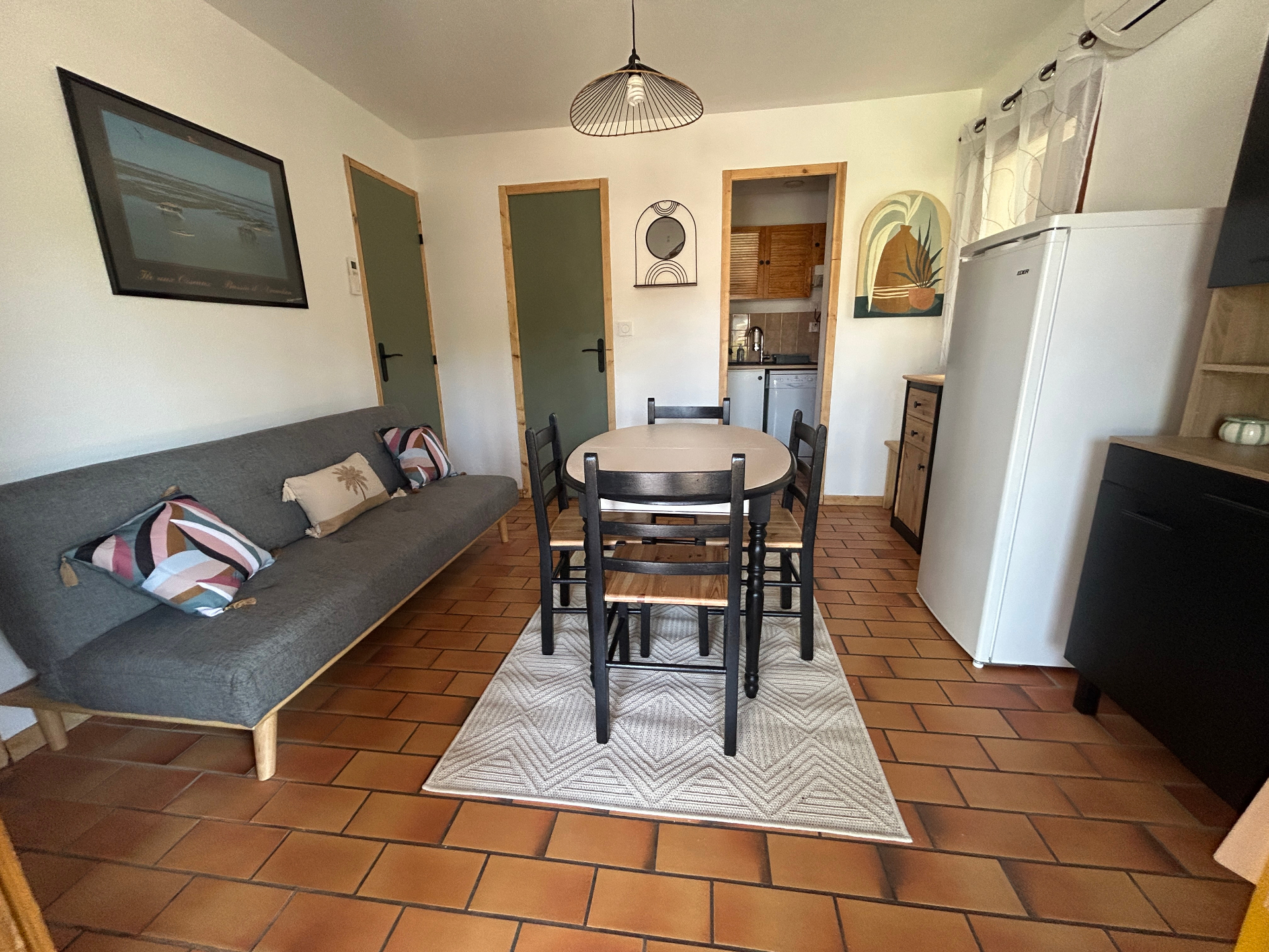 Salon avec canapé et coin repas