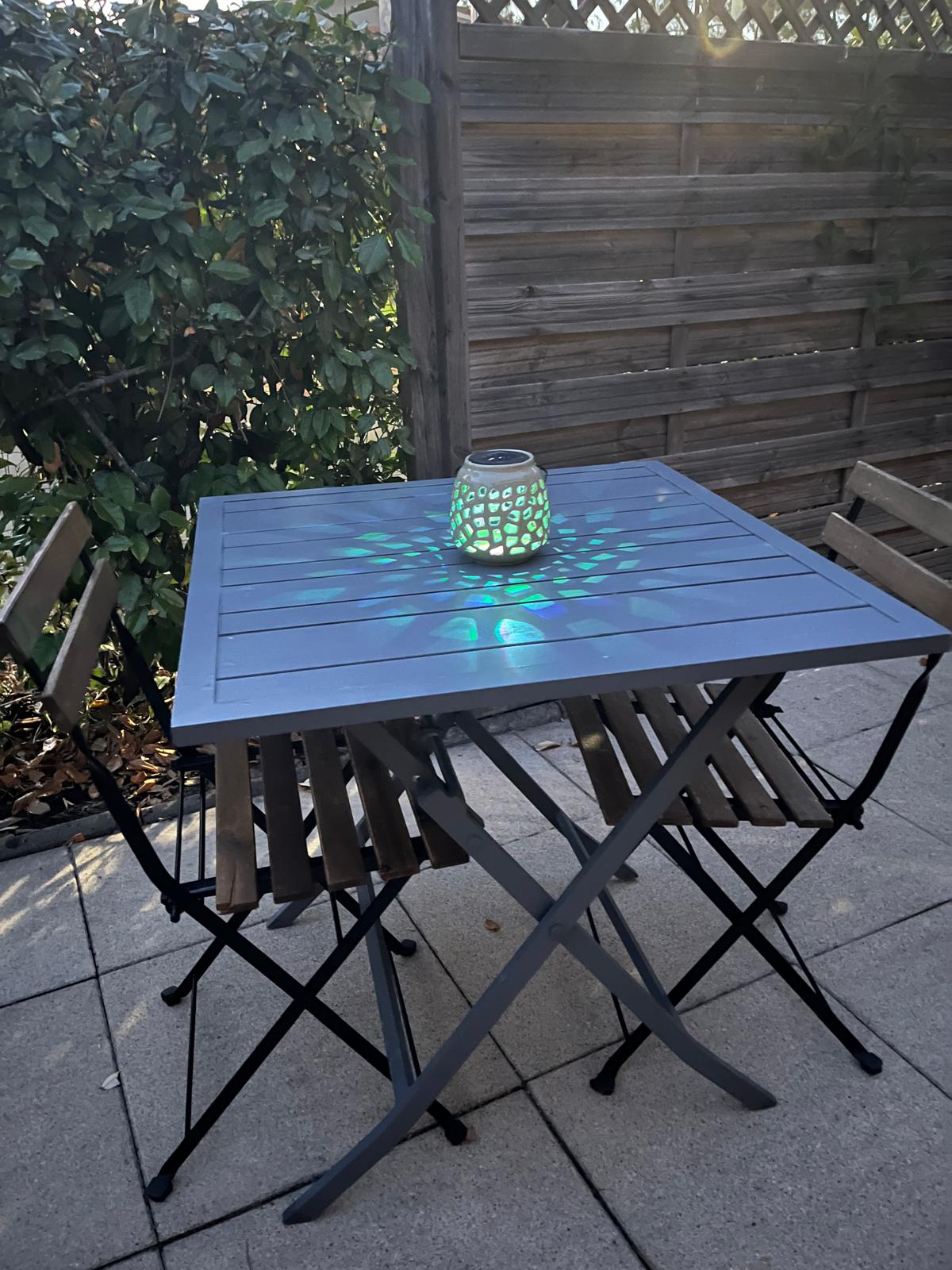 Table et chaises de jardin sur la terrasse