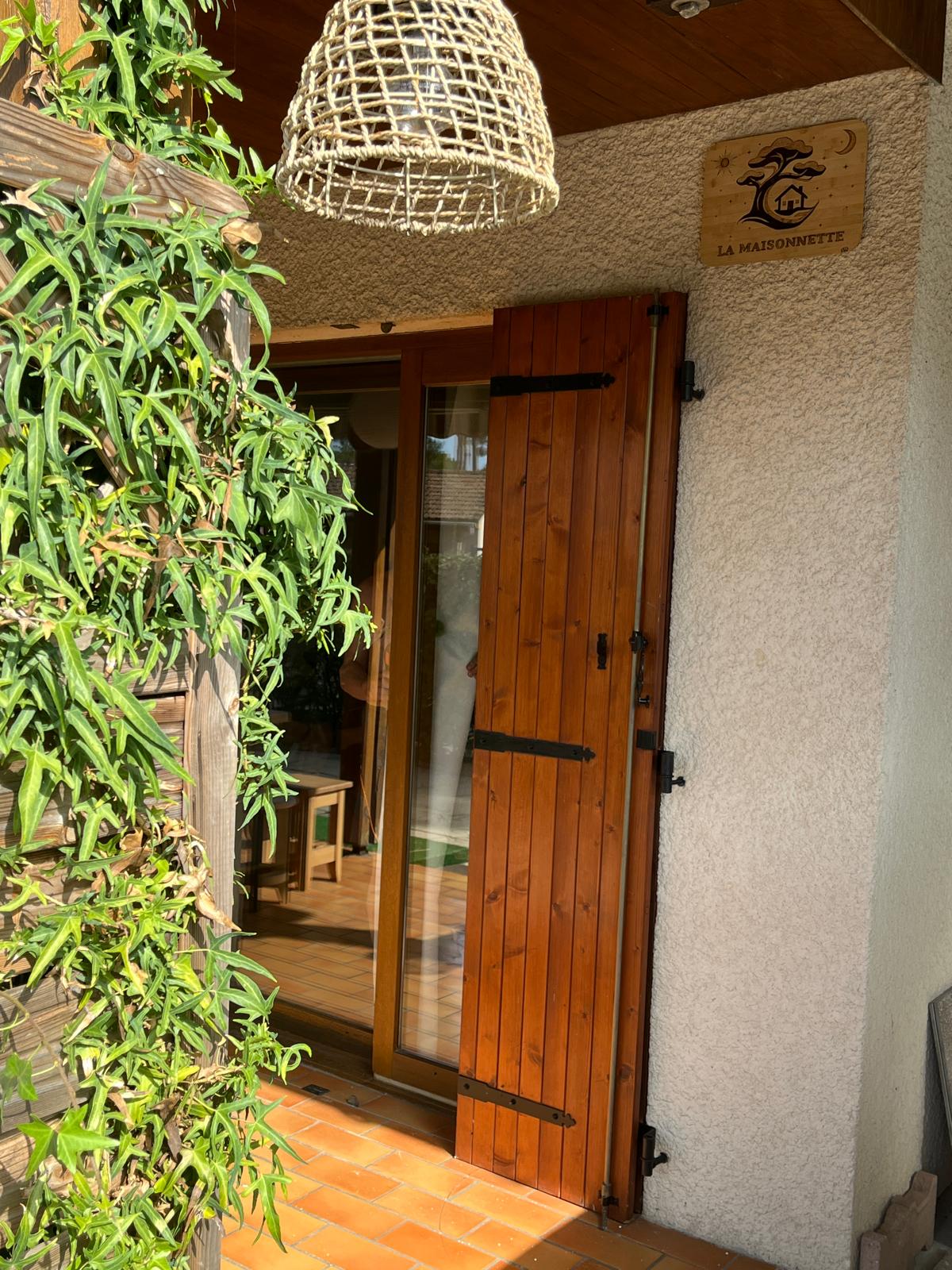 Entrée de la maisonnette avec plaque en bois La Maisonnette